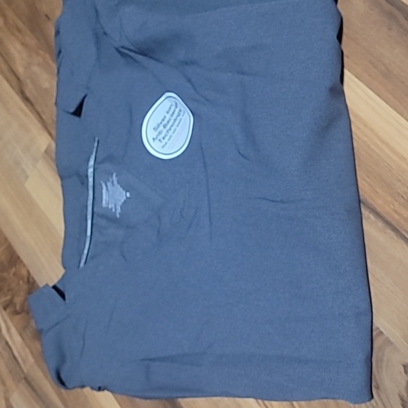 ClimateRight by Cuddl Duds Women's Heather Gray Woven Twill V-Neck Scrub Top - Picture 3 of 8